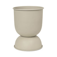 Ferm Living(ファームリビング)は、人生の対比を意識しながら、期待や夢の中で快適さと意味を追い求め、真の価値を感じられる空間を提供することを目指しています。デザインへの情熱と、環境や社会に配慮した責任ある選択を大切にし、誠実で心地よい製品や環境づくりに取り組んでいます。デンマーク・コペンハーゲンを拠点に、世界中の職人と協働し、スカンジナビアの思想と世界の技術・伝統を融合。柔らかなフォルムや豊かなテクスチャー、意外性のあるディテールを特徴とするコレクションは、洗練された美しさの中にも驚きと温かみをもたらします。素材選びから製造、配送まで持続可能性を意識し、より良い未来へ向けた選択を後押しします。家具、アクセサリー、照明を通じて、あなたらしく心地よい空間づくりをサポートします。