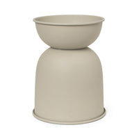 Ferm Living(ファームリビング)は、人生の対比を意識しながら、期待や夢の中で快適さと意味を追い求め、真の価値を感じられる空間を提供することを目指しています。デザインへの情熱と、環境や社会に配慮した責任ある選択を大切にし、誠実で心地よい製品や環境づくりに取り組んでいます。デンマーク・コペンハーゲンを拠点に、世界中の職人と協働し、スカンジナビアの思想と世界の技術・伝統を融合。柔らかなフォルムや豊かなテクスチャー、意外性のあるディテールを特徴とするコレクションは、洗練された美しさの中にも驚きと温かみをもたらします。素材選びから製造、配送まで持続可能性を意識し、より良い未来へ向けた選択を後押しします。家具、アクセサリー、照明を通じて、あなたらしく心地よい空間づくりをサポートします。