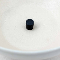 Ferm Living(ファームリビング)は、人生の対比を意識しながら、期待や夢の中で快適さと意味を追い求め、真の価値を感じられる空間を提供することを目指しています。デザインへの情熱と、環境や社会に配慮した責任ある選択を大切にし、誠実で心地よい製品や環境づくりに取り組んでいます。デンマーク・コペンハーゲンを拠点に、世界中の職人と協働し、スカンジナビアの思想と世界の技術・伝統を融合。柔らかなフォルムや豊かなテクスチャー、意外性のあるディテールを特徴とするコレクションは、洗練された美しさの中にも驚きと温かみをもたらします。素材選びから製造、配送まで持続可能性を意識し、より良い未来へ向けた選択を後押しします。家具、アクセサリー、照明を通じて、あなたらしく心地よい空間づくりをサポートします。