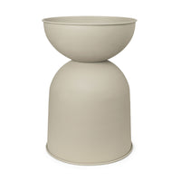 Ferm Living(ファームリビング)は、人生の対比を意識しながら、期待や夢の中で快適さと意味を追い求め、真の価値を感じられる空間を提供することを目指しています。デザインへの情熱と、環境や社会に配慮した責任ある選択を大切にし、誠実で心地よい製品や環境づくりに取り組んでいます。デンマーク・コペンハーゲンを拠点に、世界中の職人と協働し、スカンジナビアの思想と世界の技術・伝統を融合。柔らかなフォルムや豊かなテクスチャー、意外性のあるディテールを特徴とするコレクションは、洗練された美しさの中にも驚きと温かみをもたらします。素材選びから製造、配送まで持続可能性を意識し、より良い未来へ向けた選択を後押しします。家具、アクセサリー、照明を通じて、あなたらしく心地よい空間づくりをサポートします。