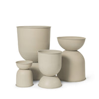 Ferm Living(ファームリビング)は、人生の対比を意識しながら、期待や夢の中で快適さと意味を追い求め、真の価値を感じられる空間を提供することを目指しています。デザインへの情熱と、環境や社会に配慮した責任ある選択を大切にし、誠実で心地よい製品や環境づくりに取り組んでいます。デンマーク・コペンハーゲンを拠点に、世界中の職人と協働し、スカンジナビアの思想と世界の技術・伝統を融合。柔らかなフォルムや豊かなテクスチャー、意外性のあるディテールを特徴とするコレクションは、洗練された美しさの中にも驚きと温かみをもたらします。素材選びから製造、配送まで持続可能性を意識し、より良い未来へ向けた選択を後押しします。家具、アクセサリー、照明を通じて、あなたらしく心地よい空間づくりをサポートします。