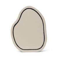 Ferm Living(ファームリビング)は、人生の対比を意識しながら、期待や夢の中で快適さと意味を追い求め、真の価値を感じられる空間を提供することを目指しています。デザインへの情熱と、環境や社会に配慮した責任ある選択を大切にし、誠実で心地よい製品や環境づくりに取り組んでいます。デンマーク・コペンハーゲンを拠点に、世界中の職人と協働し、スカンジナビアの思想と世界の技術・伝統を融合。柔らかなフォルムや豊かなテクスチャー、意外性のあるディテールを特徴とするコレクションは、洗練された美しさの中にも驚きと温かみをもたらします。素材選びから製造、配送まで持続可能性を意識し、より良い未来へ向けた選択を後押しします。家具、アクセサリー、照明を通じて、あなたらしく心地よい空間づくりをサポートします。