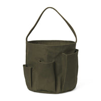 Ferm Living(ファームリビング)は、人生の対比を意識しながら、期待や夢の中で快適さと意味を追い求め、真の価値を感じられる空間を提供することを目指しています。デザインへの情熱と、環境や社会に配慮した責任ある選択を大切にし、誠実で心地よい製品や環境づくりに取り組んでいます。デンマーク・コペンハーゲンを拠点に、世界中の職人と協働し、スカンジナビアの思想と世界の技術・伝統を融合。柔らかなフォルムや豊かなテクスチャー、意外性のあるディテールを特徴とするコレクションは、洗練された美しさの中にも驚きと温かみをもたらします。素材選びから製造、配送まで持続可能性を意識し、より良い未来へ向けた選択を後押しします。家具、アクセサリー、照明を通じて、あなたらしく心地よい空間づくりをサポートします。