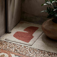 Ferm Living(ファームリビング)は、人生の対比を意識しながら、期待や夢の中で快適さと意味を追い求め、真の価値を感じられる空間を提供することを目指しています。デザインへの情熱と、環境や社会に配慮した責任ある選択を大切にし、誠実で心地よい製品や環境づくりに取り組んでいます。デンマーク・コペンハーゲンを拠点に、世界中の職人と協働し、スカンジナビアの思想と世界の技術・伝統を融合。柔らかなフォルムや豊かなテクスチャー、意外性のあるディテールを特徴とするコレクションは、洗練された美しさの中にも驚きと温かみをもたらします。素材選びから製造、配送まで持続可能性を意識し、より良い未来へ向けた選択を後押しします。家具、アクセサリー、照明を通じて、あなたらしく心地よい空間づくりをサポートします。