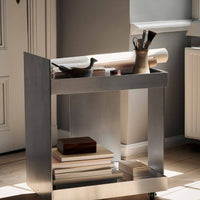 Ferm Living(ファームリビング)は、人生の対比を意識しながら、期待や夢の中で快適さと意味を追い求め、真の価値を感じられる空間を提供することを目指しています。デザインへの情熱と、環境や社会に配慮した責任ある選択を大切にし、誠実で心地よい製品や環境づくりに取り組んでいます。デンマーク・コペンハーゲンを拠点に、世界中の職人と協働し、スカンジナビアの思想と世界の技術・伝統を融合。柔らかなフォルムや豊かなテクスチャー、意外性のあるディテールを特徴とするコレクションは、洗練された美しさの中にも驚きと温かみをもたらします。素材選びから製造、配送まで持続可能性を意識し、より良い未来へ向けた選択を後押しします。家具、アクセサリー、照明を通じて、あなたらしく心地よい空間づくりをサポートします。