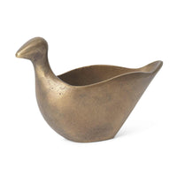 Ferm Living(ファームリビング)は、人生の対比を意識しながら、期待や夢の中で快適さと意味を追い求め、真の価値を感じられる空間を提供することを目指しています。デザインへの情熱と、環境や社会に配慮した責任ある選択を大切にし、誠実で心地よい製品や環境づくりに取り組んでいます。デンマーク・コペンハーゲンを拠点に、世界中の職人と協働し、スカンジナビアの思想と世界の技術・伝統を融合。柔らかなフォルムや豊かなテクスチャー、意外性のあるディテールを特徴とするコレクションは、洗練された美しさの中にも驚きと温かみをもたらします。素材選びから製造、配送まで持続可能性を意識し、より良い未来へ向けた選択を後押しします。家具、アクセサリー、照明を通じて、あなたらしく心地よい空間づくりをサポートします。