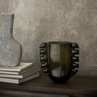 Ferm Living(ファームリビング)は、人生の対比を意識しながら、期待や夢の中で快適さと意味を追い求め、真の価値を感じられる空間を提供することを目指しています。デザインへの情熱と、環境や社会に配慮した責任ある選択を大切にし、誠実で心地よい製品や環境づくりに取り組んでいます。デンマーク・コペンハーゲンを拠点に、世界中の職人と協働し、スカンジナビアの思想と世界の技術・伝統を融合。柔らかなフォルムや豊かなテクスチャー、意外性のあるディテールを特徴とするコレクションは、洗練された美しさの中にも驚きと温かみをもたらします。素材選びから製造、配送まで持続可能性を意識し、より良い未来へ向けた選択を後押しします。家具、アクセサリー、照明を通じて、あなたらしく心地よい空間づくりをサポートします。