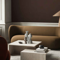 Ferm Living(ファームリビング)は、人生の対比を意識しながら、期待や夢の中で快適さと意味を追い求め、真の価値を感じられる空間を提供することを目指しています。デザインへの情熱と、環境や社会に配慮した責任ある選択を大切にし、誠実で心地よい製品や環境づくりに取り組んでいます。デンマーク・コペンハーゲンを拠点に、世界中の職人と協働し、スカンジナビアの思想と世界の技術・伝統を融合。柔らかなフォルムや豊かなテクスチャー、意外性のあるディテールを特徴とするコレクションは、洗練された美しさの中にも驚きと温かみをもたらします。素材選びから製造、配送まで持続可能性を意識し、より良い未来へ向けた選択を後押しします。家具、アクセサリー、照明を通じて、あなたらしく心地よい空間づくりをサポートします。