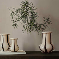 Ferm Living(ファームリビング)は、人生の対比を意識しながら、期待や夢の中で快適さと意味を追い求め、真の価値を感じられる空間を提供することを目指しています。デザインへの情熱と、環境や社会に配慮した責任ある選択を大切にし、誠実で心地よい製品や環境づくりに取り組んでいます。デンマーク・コペンハーゲンを拠点に、世界中の職人と協働し、スカンジナビアの思想と世界の技術・伝統を融合。柔らかなフォルムや豊かなテクスチャー、意外性のあるディテールを特徴とするコレクションは、洗練された美しさの中にも驚きと温かみをもたらします。素材選びから製造、配送まで持続可能性を意識し、より良い未来へ向けた選択を後押しします。家具、アクセサリー、照明を通じて、あなたらしく心地よい空間づくりをサポートします。