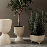 Ferm Living(ファームリビング)は、人生の対比を意識しながら、期待や夢の中で快適さと意味を追い求め、真の価値を感じられる空間を提供することを目指しています。デザインへの情熱と、環境や社会に配慮した責任ある選択を大切にし、誠実で心地よい製品や環境づくりに取り組んでいます。デンマーク・コペンハーゲンを拠点に、世界中の職人と協働し、スカンジナビアの思想と世界の技術・伝統を融合。柔らかなフォルムや豊かなテクスチャー、意外性のあるディテールを特徴とするコレクションは、洗練された美しさの中にも驚きと温かみをもたらします。素材選びから製造、配送まで持続可能性を意識し、より良い未来へ向けた選択を後押しします。家具、アクセサリー、照明を通じて、あなたらしく心地よい空間づくりをサポートします。