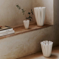 Ferm Living(ファームリビング)は、人生の対比を意識しながら、期待や夢の中で快適さと意味を追い求め、真の価値を感じられる空間を提供することを目指しています。デザインへの情熱と、環境や社会に配慮した責任ある選択を大切にし、誠実で心地よい製品や環境づくりに取り組んでいます。デンマーク・コペンハーゲンを拠点に、世界中の職人と協働し、スカンジナビアの思想と世界の技術・伝統を融合。柔らかなフォルムや豊かなテクスチャー、意外性のあるディテールを特徴とするコレクションは、洗練された美しさの中にも驚きと温かみをもたらします。素材選びから製造、配送まで持続可能性を意識し、より良い未来へ向けた選択を後押しします。家具、アクセサリー、照明を通じて、あなたらしく心地よい空間づくりをサポートします。