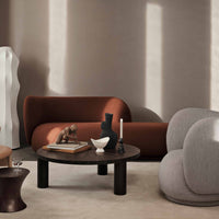 Ferm Living(ファームリビング)は、人生の対比を意識しながら、期待や夢の中で快適さと意味を追い求め、真の価値を感じられる空間を提供することを目指しています。デザインへの情熱と、環境や社会に配慮した責任ある選択を大切にし、誠実で心地よい製品や環境づくりに取り組んでいます。デンマーク・コペンハーゲンを拠点に、世界中の職人と協働し、スカンジナビアの思想と世界の技術・伝統を融合。柔らかなフォルムや豊かなテクスチャー、意外性のあるディテールを特徴とするコレクションは、洗練された美しさの中にも驚きと温かみをもたらします。素材選びから製造、配送まで持続可能性を意識し、より良い未来へ向けた選択を後押しします。家具、アクセサリー、照明を通じて、あなたらしく心地よい空間づくりをサポートします。