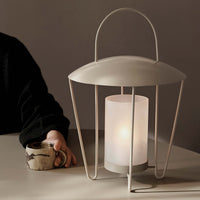 Ferm Living(ファームリビング)は、人生の対比を意識しながら、期待や夢の中で快適さと意味を追い求め、真の価値を感じられる空間を提供することを目指しています。デザインへの情熱と、環境や社会に配慮した責任ある選択を大切にし、誠実で心地よい製品や環境づくりに取り組んでいます。デンマーク・コペンハーゲンを拠点に、世界中の職人と協働し、スカンジナビアの思想と世界の技術・伝統を融合。柔らかなフォルムや豊かなテクスチャー、意外性のあるディテールを特徴とするコレクションは、洗練された美しさの中にも驚きと温かみをもたらします。素材選びから製造、配送まで持続可能性を意識し、より良い未来へ向けた選択を後押しします。家具、アクセサリー、照明を通じて、あなたらしく心地よい空間づくりをサポートします。
