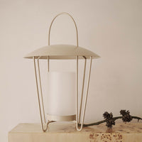 Ferm Living(ファームリビング)は、人生の対比を意識しながら、期待や夢の中で快適さと意味を追い求め、真の価値を感じられる空間を提供することを目指しています。デザインへの情熱と、環境や社会に配慮した責任ある選択を大切にし、誠実で心地よい製品や環境づくりに取り組んでいます。デンマーク・コペンハーゲンを拠点に、世界中の職人と協働し、スカンジナビアの思想と世界の技術・伝統を融合。柔らかなフォルムや豊かなテクスチャー、意外性のあるディテールを特徴とするコレクションは、洗練された美しさの中にも驚きと温かみをもたらします。素材選びから製造、配送まで持続可能性を意識し、より良い未来へ向けた選択を後押しします。家具、アクセサリー、照明を通じて、あなたらしく心地よい空間づくりをサポートします。