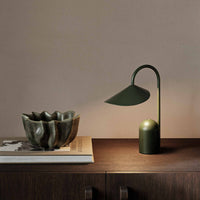 Ferm Living(ファームリビング)は、人生の対比を意識しながら、期待や夢の中で快適さと意味を追い求め、真の価値を感じられる空間を提供することを目指しています。デザインへの情熱と、環境や社会に配慮した責任ある選択を大切にし、誠実で心地よい製品や環境づくりに取り組んでいます。デンマーク・コペンハーゲンを拠点に、世界中の職人と協働し、スカンジナビアの思想と世界の技術・伝統を融合。柔らかなフォルムや豊かなテクスチャー、意外性のあるディテールを特徴とするコレクションは、洗練された美しさの中にも驚きと温かみをもたらします。素材選びから製造、配送まで持続可能性を意識し、より良い未来へ向けた選択を後押しします。家具、アクセサリー、照明を通じて、あなたらしく心地よい空間づくりをサポートします。