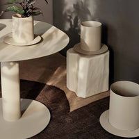 Ferm Living(ファームリビング)は、人生の対比を意識しながら、期待や夢の中で快適さと意味を追い求め、真の価値を感じられる空間を提供することを目指しています。デザインへの情熱と、環境や社会に配慮した責任ある選択を大切にし、誠実で心地よい製品や環境づくりに取り組んでいます。デンマーク・コペンハーゲンを拠点に、世界中の職人と協働し、スカンジナビアの思想と世界の技術・伝統を融合。柔らかなフォルムや豊かなテクスチャー、意外性のあるディテールを特徴とするコレクションは、洗練された美しさの中にも驚きと温かみをもたらします。素材選びから製造、配送まで持続可能性を意識し、より良い未来へ向けた選択を後押しします。家具、アクセサリー、照明を通じて、あなたらしく心地よい空間づくりをサポートします。