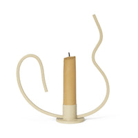 Ferm Living(ファームリビング)は、人生の対比を意識しながら、期待や夢の中で快適さと意味を追い求め、真の価値を感じられる空間を提供することを目指しています。デザインへの情熱と、環境や社会に配慮した責任ある選択を大切にし、誠実で心地よい製品や環境づくりに取り組んでいます。デンマーク・コペンハーゲンを拠点に、世界中の職人と協働し、スカンジナビアの思想と世界の技術・伝統を融合。柔らかなフォルムや豊かなテクスチャー、意外性のあるディテールを特徴とするコレクションは、洗練された美しさの中にも驚きと温かみをもたらします。素材選びから製造、配送まで持続可能性を意識し、より良い未来へ向けた選択を後押しします。家具、アクセサリー、照明を通じて、あなたらしく心地よい空間づくりをサポートします。