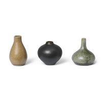 Ferm Living(ファームリビング)は、人生の対比を意識しながら、期待や夢の中で快適さと意味を追い求め、真の価値を感じられる空間を提供することを目指しています。デザインへの情熱と、環境や社会に配慮した責任ある選択を大切にし、誠実で心地よい製品や環境づくりに取り組んでいます。デンマーク・コペンハーゲンを拠点に、世界中の職人と協働し、スカンジナビアの思想と世界の技術・伝統を融合。柔らかなフォルムや豊かなテクスチャー、意外性のあるディテールを特徴とするコレクションは、洗練された美しさの中にも驚きと温かみをもたらします。素材選びから製造、配送まで持続可能性を意識し、より良い未来へ向けた選択を後押しします。家具、アクセサリー、照明を通じて、あなたらしく心地よい空間づくりをサポートします。
