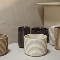 Ferm Living(ファームリビング)は、人生の対比を意識しながら、期待や夢の中で快適さと意味を追い求め、真の価値を感じられる空間を提供することを目指しています。デザインへの情熱と、環境や社会に配慮した責任ある選択を大切にし、誠実で心地よい製品や環境づくりに取り組んでいます。デンマーク・コペンハーゲンを拠点に、世界中の職人と協働し、スカンジナビアの思想と世界の技術・伝統を融合。柔らかなフォルムや豊かなテクスチャー、意外性のあるディテールを特徴とするコレクションは、洗練された美しさの中にも驚きと温かみをもたらします。素材選びから製造、配送まで持続可能性を意識し、より良い未来へ向けた選択を後押しします。家具、アクセサリー、照明を通じて、あなたらしく心地よい空間づくりをサポートします。