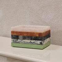 Ferm Living(ファームリビング)は、人生の対比を意識しながら、期待や夢の中で快適さと意味を追い求め、真の価値を感じられる空間を提供することを目指しています。デザインへの情熱と、環境や社会に配慮した責任ある選択を大切にし、誠実で心地よい製品や環境づくりに取り組んでいます。デンマーク・コペンハーゲンを拠点に、世界中の職人と協働し、スカンジナビアの思想と世界の技術・伝統を融合。柔らかなフォルムや豊かなテクスチャー、意外性のあるディテールを特徴とするコレクションは、洗練された美しさの中にも驚きと温かみをもたらします。素材選びから製造、配送まで持続可能性を意識し、より良い未来へ向けた選択を後押しします。家具、アクセサリー、照明を通じて、あなたらしく心地よい空間づくりをサポートします。