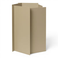 Ferm Living(ファームリビング)は、人生の対比を意識しながら、期待や夢の中で快適さと意味を追い求め、真の価値を感じられる空間を提供することを目指しています。デザインへの情熱と、環境や社会に配慮した責任ある選択を大切にし、誠実で心地よい製品や環境づくりに取り組んでいます。デンマーク・コペンハーゲンを拠点に、世界中の職人と協働し、スカンジナビアの思想と世界の技術・伝統を融合。柔らかなフォルムや豊かなテクスチャー、意外性のあるディテールを特徴とするコレクションは、洗練された美しさの中にも驚きと温かみをもたらします。素材選びから製造、配送まで持続可能性を意識し、より良い未来へ向けた選択を後押しします。家具、アクセサリー、照明を通じて、あなたらしく心地よい空間づくりをサポートします。
