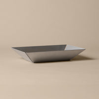 Ferm Living(ファームリビング)は、人生の対比を意識しながら、期待や夢の中で快適さと意味を追い求め、真の価値を感じられる空間を提供することを目指しています。デザインへの情熱と、環境や社会に配慮した責任ある選択を大切にし、誠実で心地よい製品や環境づくりに取り組んでいます。デンマーク・コペンハーゲンを拠点に、世界中の職人と協働し、スカンジナビアの思想と世界の技術・伝統を融合。柔らかなフォルムや豊かなテクスチャー、意外性のあるディテールを特徴とするコレクションは、洗練された美しさの中にも驚きと温かみをもたらします。素材選びから製造、配送まで持続可能性を意識し、より良い未来へ向けた選択を後押しします。家具、アクセサリー、照明を通じて、あなたらしく心地よい空間づくりをサポートします。