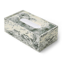 Ferm Living(ファームリビング)は、人生の対比を意識しながら、期待や夢の中で快適さと意味を追い求め、真の価値を感じられる空間を提供することを目指しています。デザインへの情熱と、環境や社会に配慮した責任ある選択を大切にし、誠実で心地よい製品や環境づくりに取り組んでいます。デンマーク・コペンハーゲンを拠点に、世界中の職人と協働し、スカンジナビアの思想と世界の技術・伝統を融合。柔らかなフォルムや豊かなテクスチャー、意外性のあるディテールを特徴とするコレクションは、洗練された美しさの中にも驚きと温かみをもたらします。素材選びから製造、配送まで持続可能性を意識し、より良い未来へ向けた選択を後押しします。家具、アクセサリー、照明を通じて、あなたらしく心地よい空間づくりをサポートします。