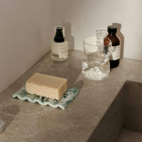 Ferm Living(ファームリビング)は、人生の対比を意識しながら、期待や夢の中で快適さと意味を追い求め、真の価値を感じられる空間を提供することを目指しています。デザインへの情熱と、環境や社会に配慮した責任ある選択を大切にし、誠実で心地よい製品や環境づくりに取り組んでいます。デンマーク・コペンハーゲンを拠点に、世界中の職人と協働し、スカンジナビアの思想と世界の技術・伝統を融合。柔らかなフォルムや豊かなテクスチャー、意外性のあるディテールを特徴とするコレクションは、洗練された美しさの中にも驚きと温かみをもたらします。素材選びから製造、配送まで持続可能性を意識し、より良い未来へ向けた選択を後押しします。家具、アクセサリー、照明を通じて、あなたらしく心地よい空間づくりをサポートします。