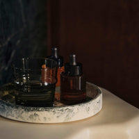 Ferm Living(ファームリビング)は、人生の対比を意識しながら、期待や夢の中で快適さと意味を追い求め、真の価値を感じられる空間を提供することを目指しています。デザインへの情熱と、環境や社会に配慮した責任ある選択を大切にし、誠実で心地よい製品や環境づくりに取り組んでいます。デンマーク・コペンハーゲンを拠点に、世界中の職人と協働し、スカンジナビアの思想と世界の技術・伝統を融合。柔らかなフォルムや豊かなテクスチャー、意外性のあるディテールを特徴とするコレクションは、洗練された美しさの中にも驚きと温かみをもたらします。素材選びから製造、配送まで持続可能性を意識し、より良い未来へ向けた選択を後押しします。家具、アクセサリー、照明を通じて、あなたらしく心地よい空間づくりをサポートします。