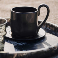 Ferm Living(ファームリビング)は、人生の対比を意識しながら、期待や夢の中で快適さと意味を追い求め、真の価値を感じられる空間を提供することを目指しています。デザインへの情熱と、環境や社会に配慮した責任ある選択を大切にし、誠実で心地よい製品や環境づくりに取り組んでいます。デンマーク・コペンハーゲンを拠点に、世界中の職人と協働し、スカンジナビアの思想と世界の技術・伝統を融合。柔らかなフォルムや豊かなテクスチャー、意外性のあるディテールを特徴とするコレクションは、洗練された美しさの中にも驚きと温かみをもたらします。素材選びから製造、配送まで持続可能性を意識し、より良い未来へ向けた選択を後押しします。家具、アクセサリー、照明を通じて、あなたらしく心地よい空間づくりをサポートします。