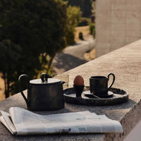 Ferm Living(ファームリビング)は、人生の対比を意識しながら、期待や夢の中で快適さと意味を追い求め、真の価値を感じられる空間を提供することを目指しています。デザインへの情熱と、環境や社会に配慮した責任ある選択を大切にし、誠実で心地よい製品や環境づくりに取り組んでいます。デンマーク・コペンハーゲンを拠点に、世界中の職人と協働し、スカンジナビアの思想と世界の技術・伝統を融合。柔らかなフォルムや豊かなテクスチャー、意外性のあるディテールを特徴とするコレクションは、洗練された美しさの中にも驚きと温かみをもたらします。素材選びから製造、配送まで持続可能性を意識し、より良い未来へ向けた選択を後押しします。家具、アクセサリー、照明を通じて、あなたらしく心地よい空間づくりをサポートします。