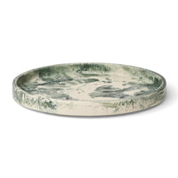 Ferm Living(ファームリビング)は、人生の対比を意識しながら、期待や夢の中で快適さと意味を追い求め、真の価値を感じられる空間を提供することを目指しています。デザインへの情熱と、環境や社会に配慮した責任ある選択を大切にし、誠実で心地よい製品や環境づくりに取り組んでいます。デンマーク・コペンハーゲンを拠点に、世界中の職人と協働し、スカンジナビアの思想と世界の技術・伝統を融合。柔らかなフォルムや豊かなテクスチャー、意外性のあるディテールを特徴とするコレクションは、洗練された美しさの中にも驚きと温かみをもたらします。素材選びから製造、配送まで持続可能性を意識し、より良い未来へ向けた選択を後押しします。家具、アクセサリー、照明を通じて、あなたらしく心地よい空間づくりをサポートします。