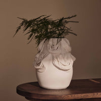 Ferm Living(ファームリビング)は、人生の対比を意識しながら、期待や夢の中で快適さと意味を追い求め、真の価値を感じられる空間を提供することを目指しています。デザインへの情熱と、環境や社会に配慮した責任ある選択を大切にし、誠実で心地よい製品や環境づくりに取り組んでいます。デンマーク・コペンハーゲンを拠点に、世界中の職人と協働し、スカンジナビアの思想と世界の技術・伝統を融合。柔らかなフォルムや豊かなテクスチャー、意外性のあるディテールを特徴とするコレクションは、洗練された美しさの中にも驚きと温かみをもたらします。素材選びから製造、配送まで持続可能性を意識し、より良い未来へ向けた選択を後押しします。家具、アクセサリー、照明を通じて、あなたらしく心地よい空間づくりをサポートします。