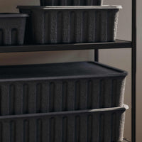 Ferm Living(ファームリビング)は、人生の対比を意識しながら、期待や夢の中で快適さと意味を追い求め、真の価値を感じられる空間を提供することを目指しています。デザインへの情熱と、環境や社会に配慮した責任ある選択を大切にし、誠実で心地よい製品や環境づくりに取り組んでいます。デンマーク・コペンハーゲンを拠点に、世界中の職人と協働し、スカンジナビアの思想と世界の技術・伝統を融合。柔らかなフォルムや豊かなテクスチャー、意外性のあるディテールを特徴とするコレクションは、洗練された美しさの中にも驚きと温かみをもたらします。素材選びから製造、配送まで持続可能性を意識し、より良い未来へ向けた選択を後押しします。家具、アクセサリー、照明を通じて、あなたらしく心地よい空間づくりをサポートします。