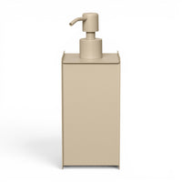 Ferm Living(ファームリビング)は、人生の対比を意識しながら、期待や夢の中で快適さと意味を追い求め、真の価値を感じられる空間を提供することを目指しています。デザインへの情熱と、環境や社会に配慮した責任ある選択を大切にし、誠実で心地よい製品や環境づくりに取り組んでいます。デンマーク・コペンハーゲンを拠点に、世界中の職人と協働し、スカンジナビアの思想と世界の技術・伝統を融合。柔らかなフォルムや豊かなテクスチャー、意外性のあるディテールを特徴とするコレクションは、洗練された美しさの中にも驚きと温かみをもたらします。素材選びから製造、配送まで持続可能性を意識し、より良い未来へ向けた選択を後押しします。家具、アクセサリー、照明を通じて、あなたらしく心地よい空間づくりをサポートします。