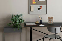 "fermLIVING"の製品は毎日の生活がきっと楽しくなる物ばかり。それは壁紙だったり、キッチン用品、バス用品、リビング雑貨、またオフィス用品など沢山のコレクションがあり、オーガニックコットンや木材、磁気、金属など多くの拘った材質で、シンプルな材質から職人によって長く使える物へと変えて行きます。デザインはデンマークの伝統に基づいた美しい物。ロゴの鳥はデンマークの伝統を守って生きたいという思いが込められています。