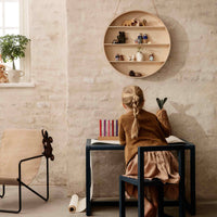 Ferm Living(ファームリビング)は、人生の対比を意識しながら、期待や夢の中で快適さと意味を追い求め、真の価値を感じられる空間を提供することを目指しています。デザインへの情熱と、環境や社会に配慮した責任ある選択を大切にし、誠実で心地よい製品や環境づくりに取り組んでいます。デンマーク・コペンハーゲンを拠点に、世界中の職人と協働し、スカンジナビアの思想と世界の技術・伝統を融合。柔らかなフォルムや豊かなテクスチャー、意外性のあるディテールを特徴とするコレクションは、洗練された美しさの中にも驚きと温かみをもたらします。素材選びから製造、配送まで持続可能性を意識し、より良い未来へ向けた選択を後押しします。家具、アクセサリー、照明を通じて、あなたらしく心地よい空間づくりをサポートします。