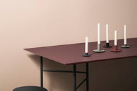 "fermLIVING"の製品は毎日の生活がきっと楽しくなる物ばかり。それは壁紙だったり、キッチン用品、バス用品、リビング雑貨、またオフィス用品など沢山のコレクションがあり、オーガニックコットンや木材、磁気、金属など多くの拘った材質で、シンプルな材質から職人によって長く使える物へと変えて行きます。デザインはデンマークの伝統に基づいた美しい物。ロゴの鳥はデンマークの伝統を守って生きたいという思いが込められています。