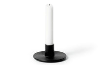 "fermLIVING"の製品は毎日の生活がきっと楽しくなる物ばかり。それは壁紙だったり、キッチン用品、バス用品、リビング雑貨、またオフィス用品など沢山のコレクションがあり、オーガニックコットンや木材、磁気、金属など多くの拘った材質で、シンプルな材質から職人によって長く使える物へと変えて行きます。デザインはデンマークの伝統に基づいた美しい物。ロゴの鳥はデンマークの伝統を守って生きたいという思いが込められています。