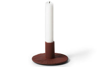 "fermLIVING"の製品は毎日の生活がきっと楽しくなる物ばかり。それは壁紙だったり、キッチン用品、バス用品、リビング雑貨、またオフィス用品など沢山のコレクションがあり、オーガニックコットンや木材、磁気、金属など多くの拘った材質で、シンプルな材質から職人によって長く使える物へと変えて行きます。デザインはデンマークの伝統に基づいた美しい物。ロゴの鳥はデンマークの伝統を守って生きたいという思いが込められています。