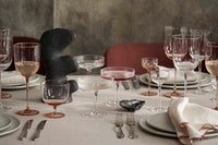 "ferm LIVING"の製品は毎日の生活がきっと楽しくなる物ばかり。それは壁紙だったり、キッチン用品、バス用品、リビング雑貨、またオフィス用品など沢山のコレクションがあり、オーガニックコットンや木材、磁気、金属など多くの拘った材質で、シンプルな材質から職人によって長く使える物へと変えて行きます。デザインはデンマークの伝統に基づいた美しい物。ロゴの鳥はデンマークの伝統を守って生きたいという思いが込められています。