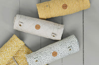 "fermLIVING"の製品は毎日の生活がきっと楽しくなる物ばかり。それは壁紙だったり、キッチン用品、バス用品、リビング雑貨、またオフィス用品など沢山のコレクションがあり、オーガニックコットンや木材、磁気、金属など多くの拘った材質で、シンプルな材質から職人によって長く使える物へと変えて行きます。デザインはデンマークの伝統に基づいた美しい物。ロゴの鳥はデンマークの伝統を守って生きたいという思いが込められています。