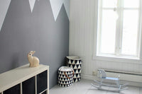 "fermLIVING"の製品は毎日の生活がきっと楽しくなる物ばかり。それは壁紙だったり、キッチン用品、バス用品、リビング雑貨、またオフィス用品など沢山のコレクションがあり、オーガニックコットンや木材、磁気、金属など多くの拘った材質で、シンプルな材質から職人によって長く使える物へと変えて行きます。デザインはデンマークの伝統に基づいた美しい物。ロゴの鳥はデンマークの伝統を守って生きたいという思いが込められています。