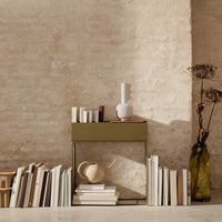 Ferm Living(ファームリビング)は、人生の対比を意識しながら、期待や夢の中で快適さと意味を追い求め、真の価値を感じられる空間を提供することを目指しています。デザインへの情熱と、環境や社会に配慮した責任ある選択を大切にし、誠実で心地よい製品や環境づくりに取り組んでいます。デンマーク・コペンハーゲンを拠点に、世界中の職人と協働し、スカンジナビアの思想と世界の技術・伝統を融合。柔らかなフォルムや豊かなテクスチャー、意外性のあるディテールを特徴とするコレクションは、洗練された美しさの中にも驚きと温かみをもたらします。素材選びから製造、配送まで持続可能性を意識し、より良い未来へ向けた選択を後押しします。家具、アクセサリー、照明を通じて、あなたらしく心地よい空間づくりをサポートします。