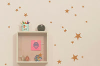 "fermLIVING"の製品は毎日の生活がきっと楽しくなる物ばかり。それは壁紙だったり、キッチン用品、バス用品、リビング雑貨、またオフィス用品など沢山のコレクションがあり、オーガニックコットンや木材、磁気、金属など多くの拘った材質で、シンプルな材質から職人によって長く使える物へと変えて行きます。デザインはデンマークの伝統に基づいた美しい物。ロゴの鳥はデンマークの伝統を守って生きたいという思いが込められています。