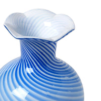 Broste Copenhagen(ブロステ・コペンハーゲン)は、1955年にデンマーク・コペンハーゲンで設立された、北欧デザインを代表するインテリアブランドのひとつです。創業以来、「暮らしに寄り添う上質なデザイン」をコンセプトに、自然から着想を得た柔らかな色彩や素材感を大切にしたコレクションを展開しています。トレンドに流されないタイムレスな美しさと実用性を兼ね備え、北欧ならではの穏やかで洗練された空間づくりをサポートします。クラフト感ある質感や素材選び、優れたディテールにより、住まいに心地よさと個性をもたらします。スカンジナビアの自然と都市生活を調和させるデザイン哲学のもと、Broste Copenhagenは現代的なライフスタイルに溶け込みながら、感性豊かな空間を演出します。北欧らしい温もりと美しさを取り入れたい方に、長く愛されるブランドです。