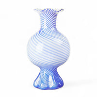 Broste Copenhagen(ブロステ・コペンハーゲン)は、1955年にデンマーク・コペンハーゲンで設立された、北欧デザインを代表するインテリアブランドのひとつです。創業以来、「暮らしに寄り添う上質なデザイン」をコンセプトに、自然から着想を得た柔らかな色彩や素材感を大切にしたコレクションを展開しています。トレンドに流されないタイムレスな美しさと実用性を兼ね備え、北欧ならではの穏やかで洗練された空間づくりをサポートします。クラフト感ある質感や素材選び、優れたディテールにより、住まいに心地よさと個性をもたらします。スカンジナビアの自然と都市生活を調和させるデザイン哲学のもと、Broste Copenhagenは現代的なライフスタイルに溶け込みながら、感性豊かな空間を演出します。北欧らしい温もりと美しさを取り入れたい方に、長く愛されるブランドです。