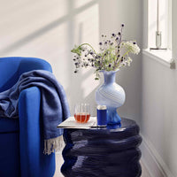 Broste Copenhagen(ブロステ・コペンハーゲン)は、1955年にデンマーク・コペンハーゲンで設立された、北欧デザインを代表するインテリアブランドのひとつです。創業以来、「暮らしに寄り添う上質なデザイン」をコンセプトに、自然から着想を得た柔らかな色彩や素材感を大切にしたコレクションを展開しています。トレンドに流されないタイムレスな美しさと実用性を兼ね備え、北欧ならではの穏やかで洗練された空間づくりをサポートします。クラフト感ある質感や素材選び、優れたディテールにより、住まいに心地よさと個性をもたらします。スカンジナビアの自然と都市生活を調和させるデザイン哲学のもと、Broste Copenhagenは現代的なライフスタイルに溶け込みながら、感性豊かな空間を演出します。北欧らしい温もりと美しさを取り入れたい方に、長く愛されるブランドです。