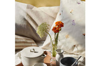 Broste Copenhagen(ブロステ・コペンハーゲン)は、1955年にデンマーク・コペンハーゲンで設立された、北欧デザインを代表するインテリアブランドのひとつです。創業以来、「暮らしに寄り添う上質なデザイン」をコンセプトに、自然から着想を得た柔らかな色彩や素材感を大切にしたコレクションを展開しています。トレンドに流されないタイムレスな美しさと実用性を兼ね備え、北欧ならではの穏やかで洗練された空間づくりをサポートします。クラフト感ある質感や素材選び、優れたディテールにより、住まいに心地よさと個性をもたらします。スカンジナビアの自然と都市生活を調和させるデザイン哲学のもと、Broste Copenhagenは現代的なライフスタイルに溶け込みながら、感性豊かな空間を演出します。北欧らしい温もりと美しさを取り入れたい方に、長く愛されるブランドです。