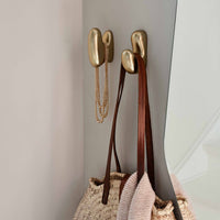 Broste Copenhagen(ブロステ・コペンハーゲン)は、1955年にデンマーク・コペンハーゲンで設立された、北欧デザインを代表するインテリアブランドのひとつです。創業以来、「暮らしに寄り添う上質なデザイン」をコンセプトに、自然から着想を得た柔らかな色彩や素材感を大切にしたコレクションを展開しています。トレンドに流されないタイムレスな美しさと実用性を兼ね備え、北欧ならではの穏やかで洗練された空間づくりをサポートします。クラフト感ある質感や素材選び、優れたディテールにより、住まいに心地よさと個性をもたらします。スカンジナビアの自然と都市生活を調和させるデザイン哲学のもと、Broste Copenhagenは現代的なライフスタイルに溶け込みながら、感性豊かな空間を演出します。北欧らしい温もりと美しさを取り入れたい方に、長く愛されるブランドです。